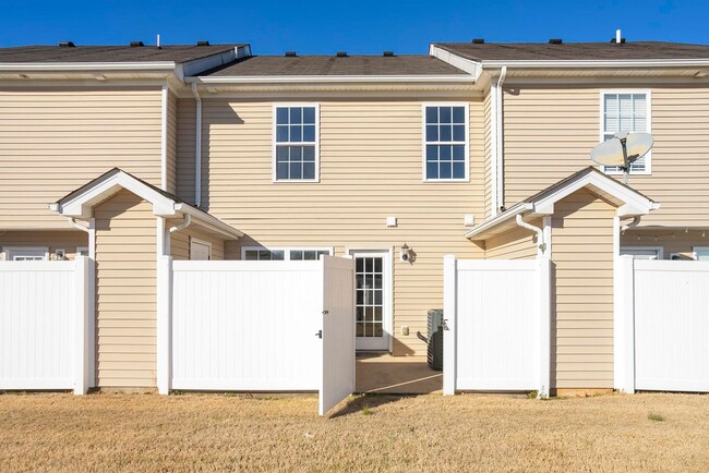 Building Photo - Newly Updated Townhome in Murfreesboro!