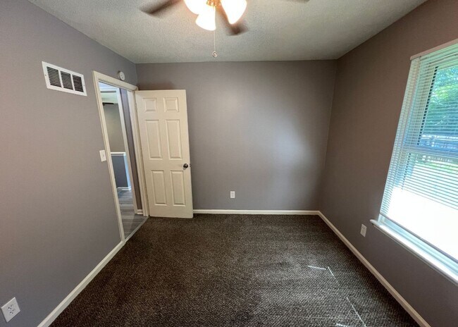 Building Photo - Sweet 3 bedroom, 1.5 bathroom duplex in In...