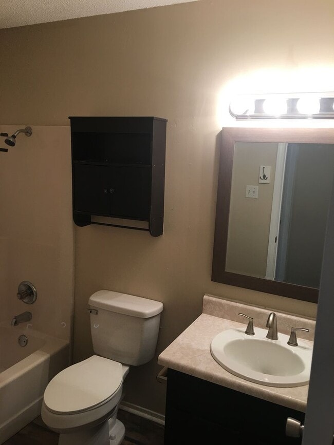 Building Photo - 3 Bed 1 Bath Home