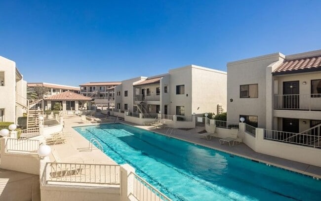 Building Photo - Studio/Condo Recently updated