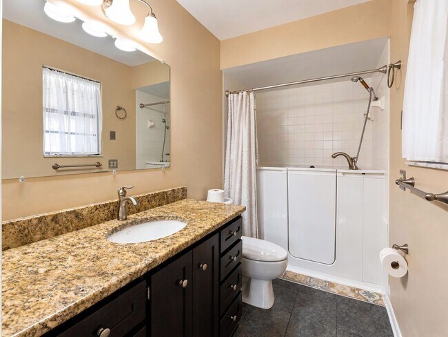 Building Photo - 614 Lake Carolyn Cir