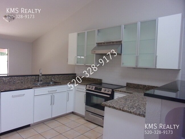Building Photo - 3 Bedroom 2 Bath- 10048 E Desert Aire Driv...