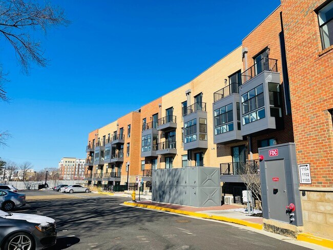 Building Photo - 1106 S Highland St