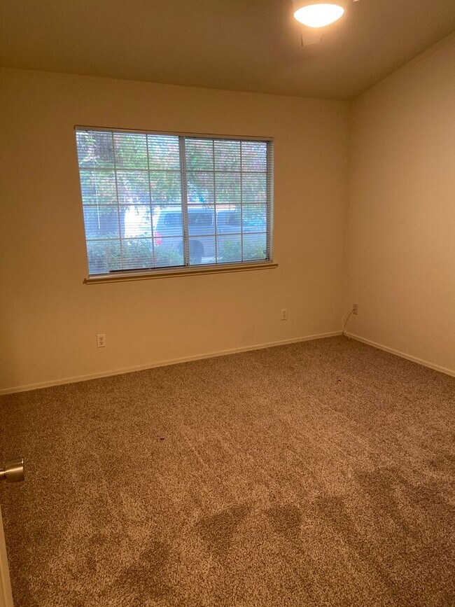 Building Photo - Antelope Highlands 3 Bdrm, 2 Bath!