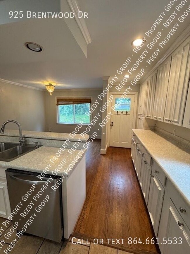 Building Photo - 925 Brentwood Dr
