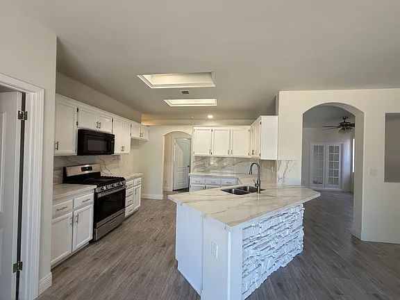 Building Photo - "Charming 3-Bed Oasis with Cozy Fireplace on Lighthouse Dr, Bakersfield!"