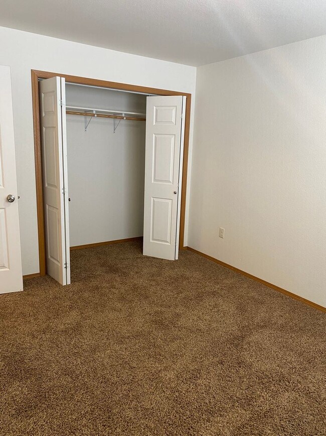 Building Photo - 2 bedroom / 1 bathroom with garage