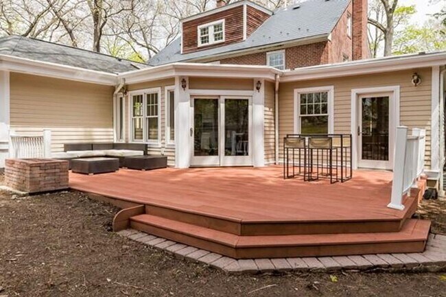 Building Photo - HOT NEWTON LISTING!!!