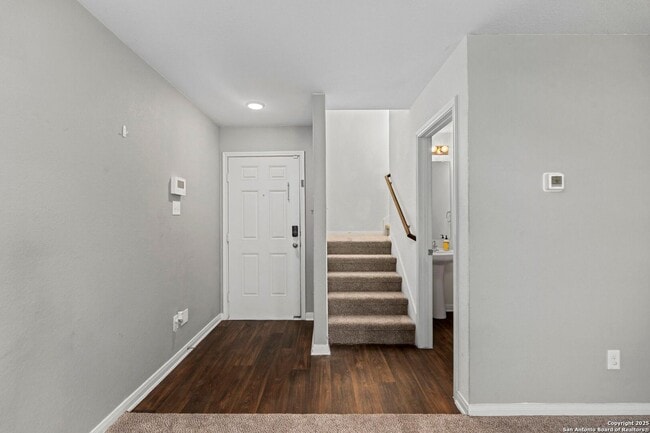 Building Photo - Charming Home Awaits: Spacious & Modern Living in a Prime Location