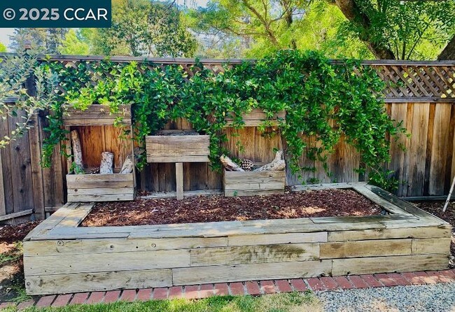 Building Photo - 1576 Silverwood Ct