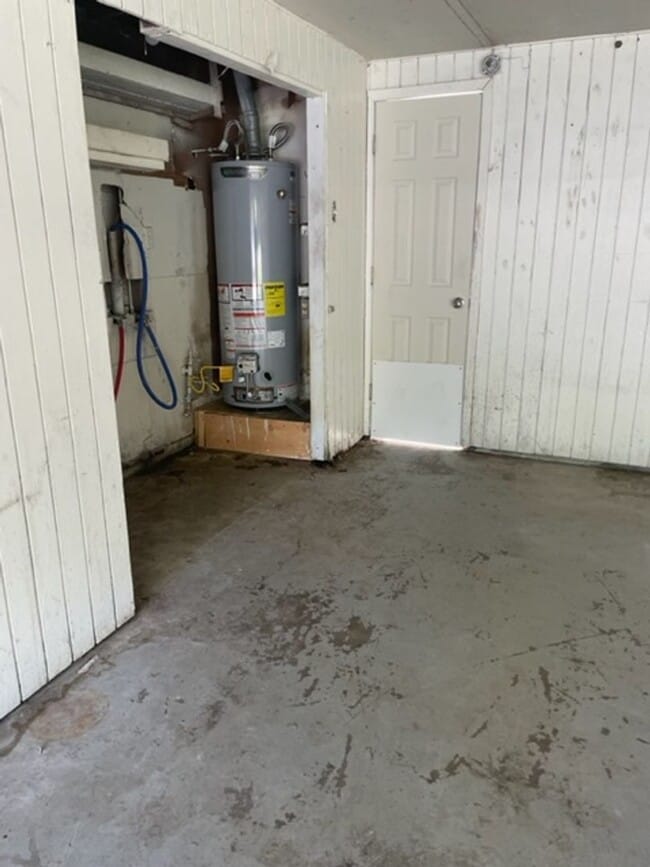 Building Photo - Mid April Move In