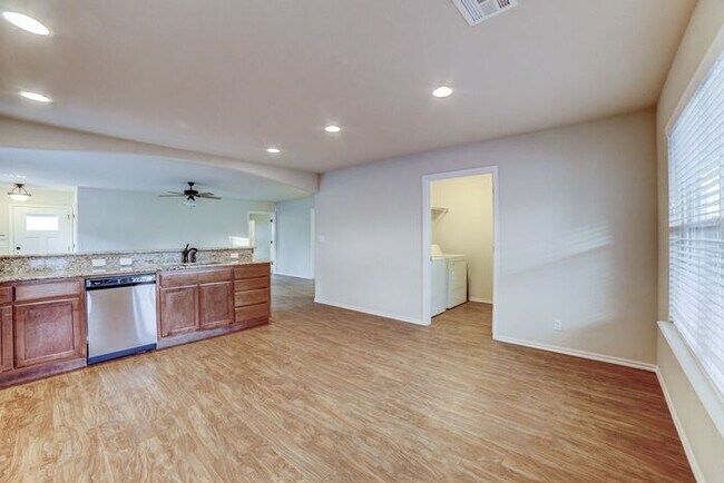 Building Photo - Move In Special! 3/2 Open And Bright Craft...