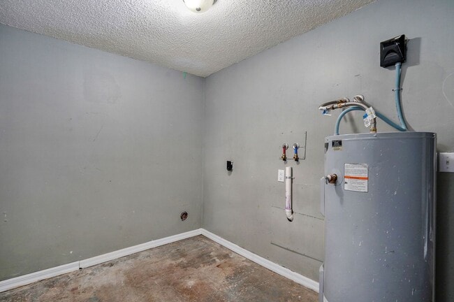 Building Photo - 2347 N Lyon Ave