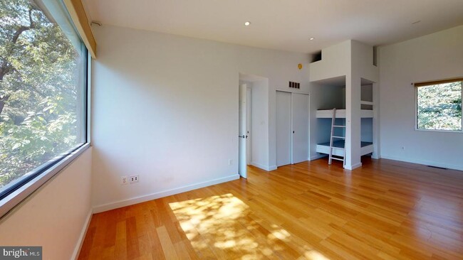 Building Photo - 213 E Raymond Ave