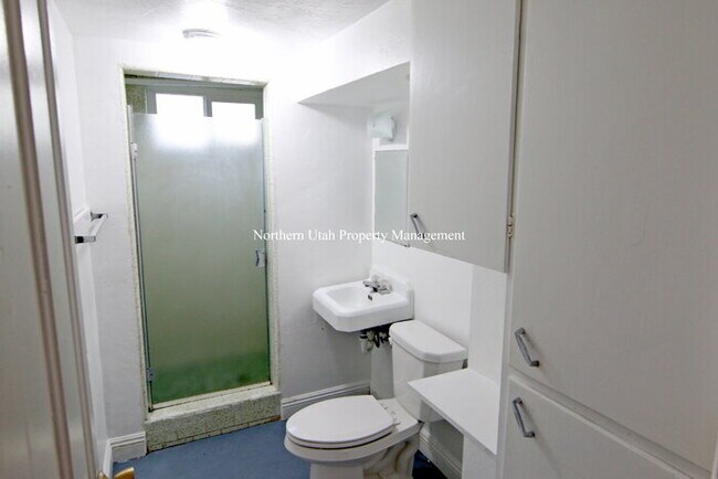 Building Photo - 2 Bed 1 Bath