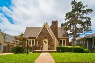 Building Photo - 2124 E 19th St