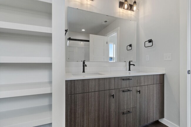 Building Photo - 3117 S Old Farm Ave