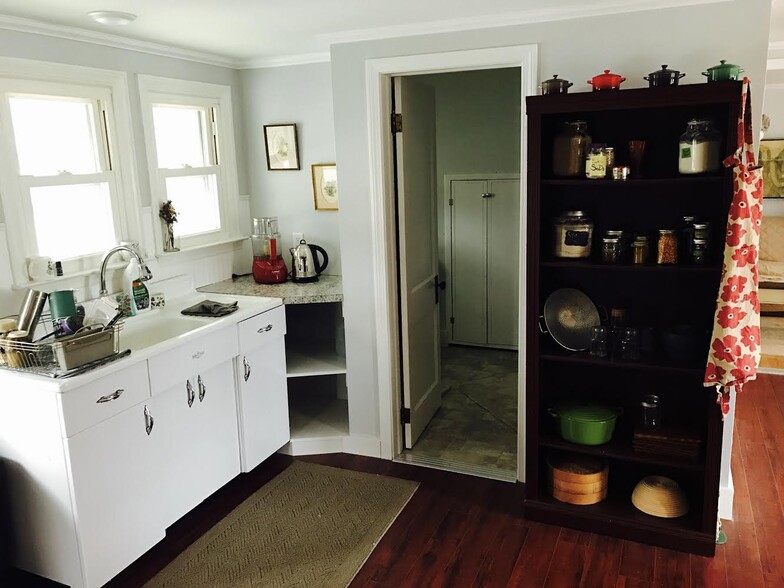 Building Photo - 318 School St