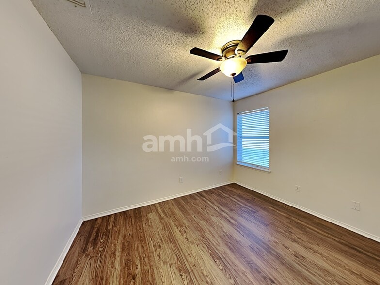 Building Photo - 225 Willow Creek Dr