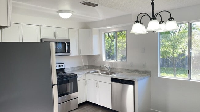 Building Photo - Modern 2-Bedroom Duplex with New Kitchen &...