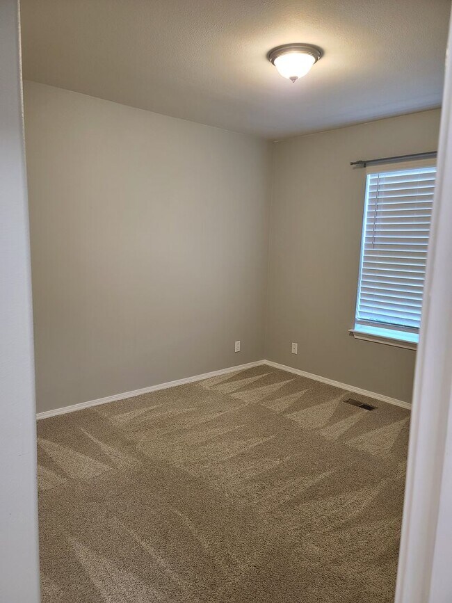 Building Photo - 2056 Doe Dr
