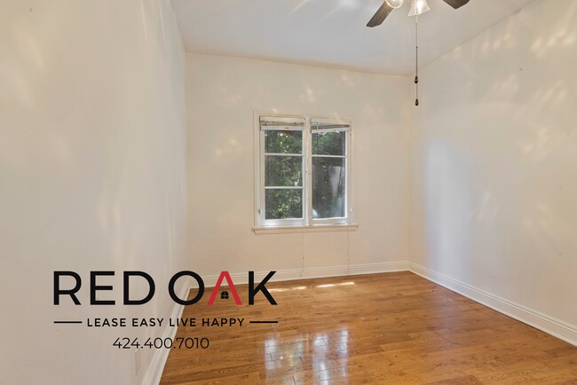 Building Photo - Sunlit Top Floor One Bedroom with Vintage ...