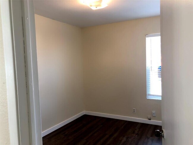 Building Photo - 1915 Magazine St