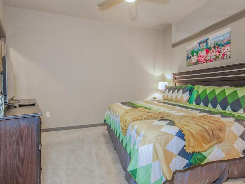 Building Photo - 1915 Canterbury St