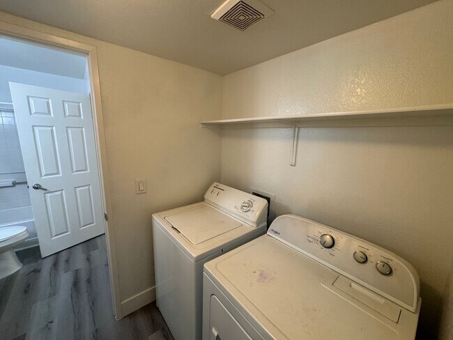 Building Photo - Bright spacious condo near Sunrise Mountain