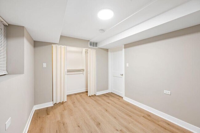 Building Photo - 2 bedroom in Chicago IL 60657