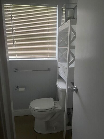 Building Photo - 543 Sandra Ave