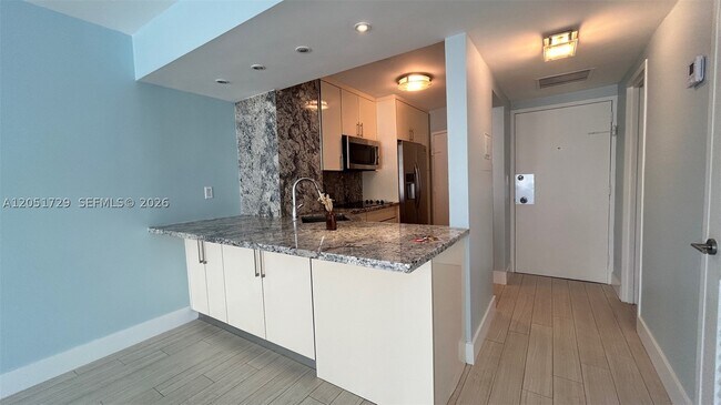 Building Photo - 2899 Collins Ave