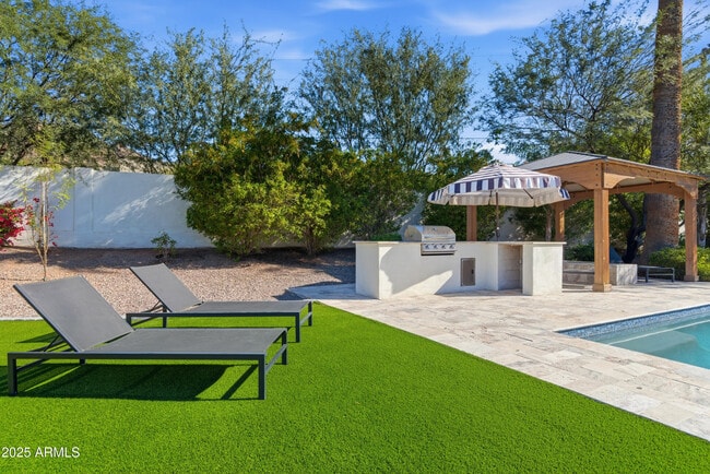 Building Photo - 4601 N Royal View Dr