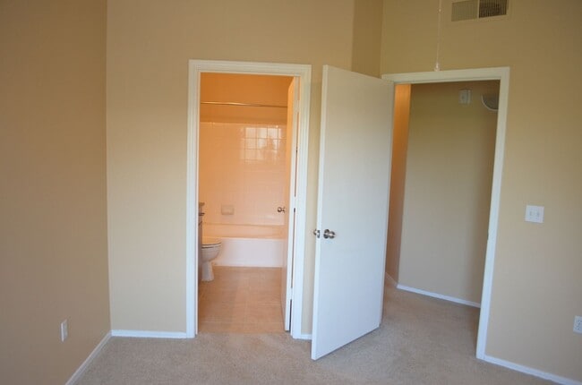 Building Photo - MOVE IN Special!!  Biltmore 2 bedroom!