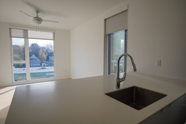 Building Photo - Modern 3rd Floor Studio with D/W & Washer/...