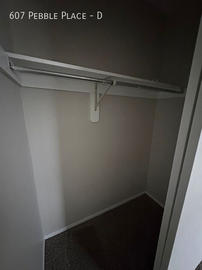 Building Photo - 607 Pebble Pl Dr