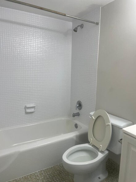 Building Photo - 660 Tennis Club Dr