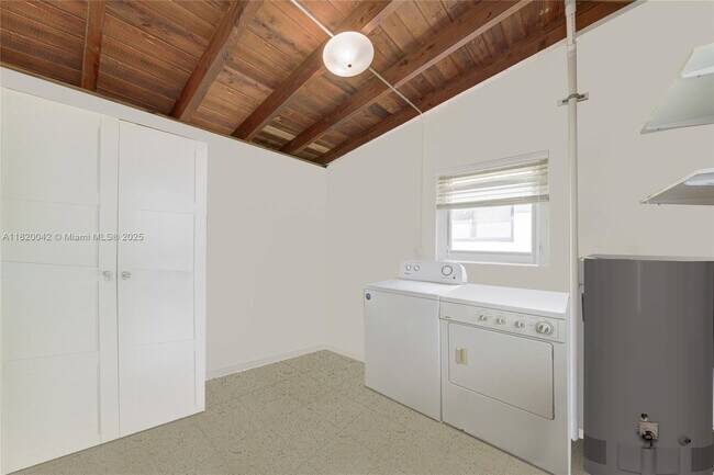 Building Photo - 1212 Medina Ave