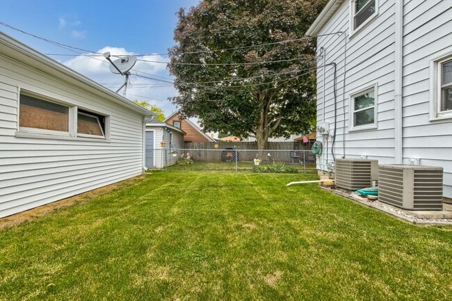 Building Photo - 2137 S 71st St