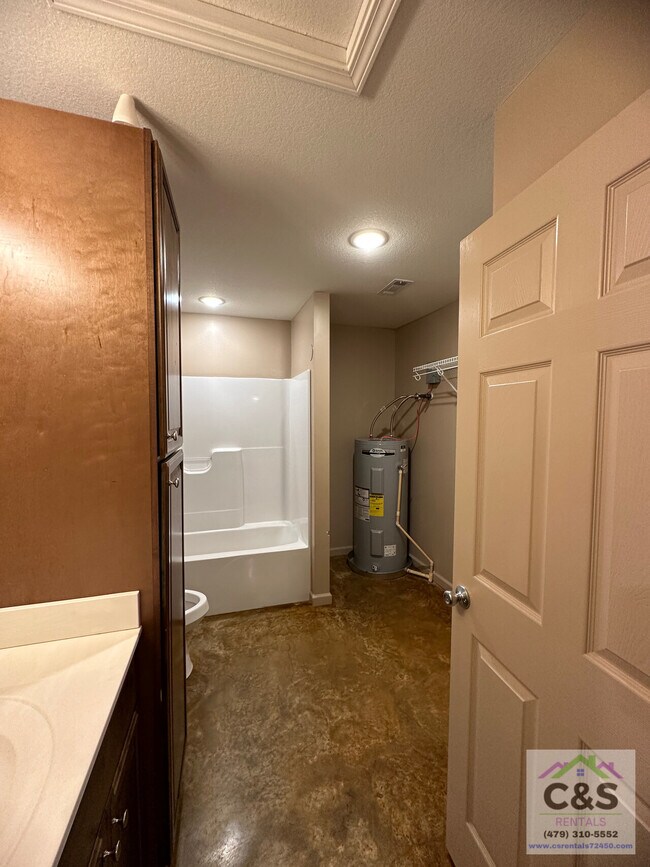 Building Photo - 601 N 6-1/2 St