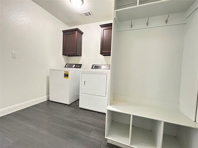 Building Photo - 910 Sunset Ln