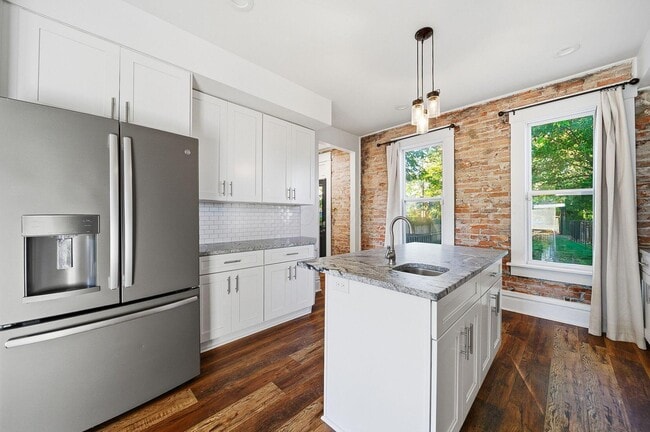 Building Photo - 433 St Clair Ave