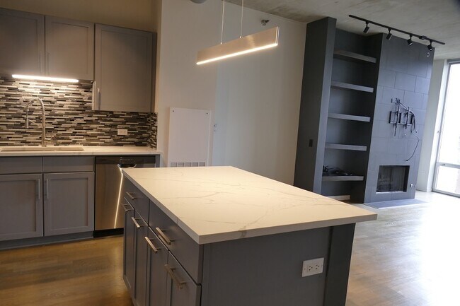 Building Photo - 720 N Larrabee St