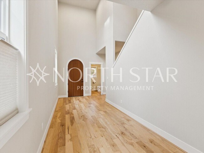 Building Photo - Newer Home in Summer Falls.