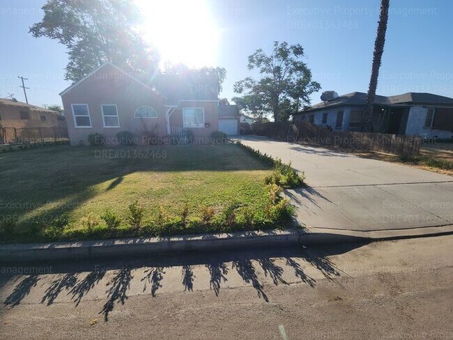 Primary Photo - Charming 2 bedroom, 1 bathroom house near ...
