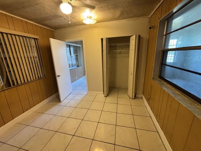 Building Photo - 4 Bedroom 1 1/2 Bathroom Single Family House