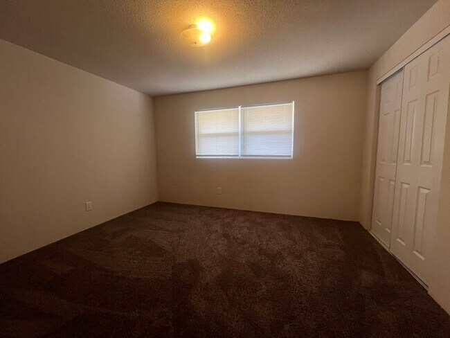 Building Photo - Renovated Beautiful 2 Bed 1.5 Bath Townhom...