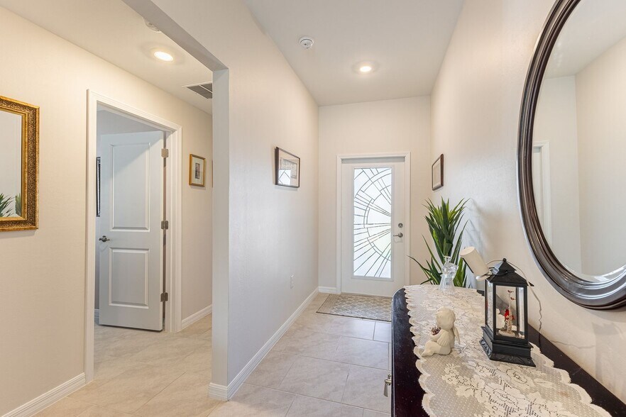 Building Photo - Move-In Ready 4-Bedroom Home with Modern Furnishings in Rotonda West