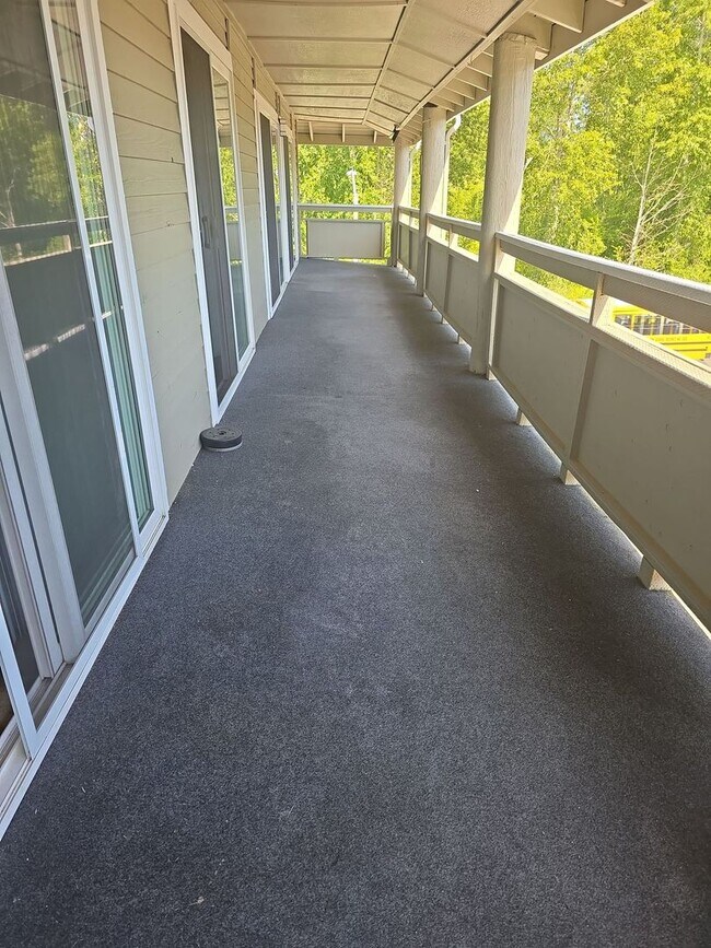 Building Photo - Over 1500 sqft! 3 bedroom 2 full bath suit...