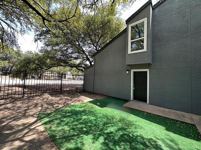 Building Photo - 9696 Walnut St